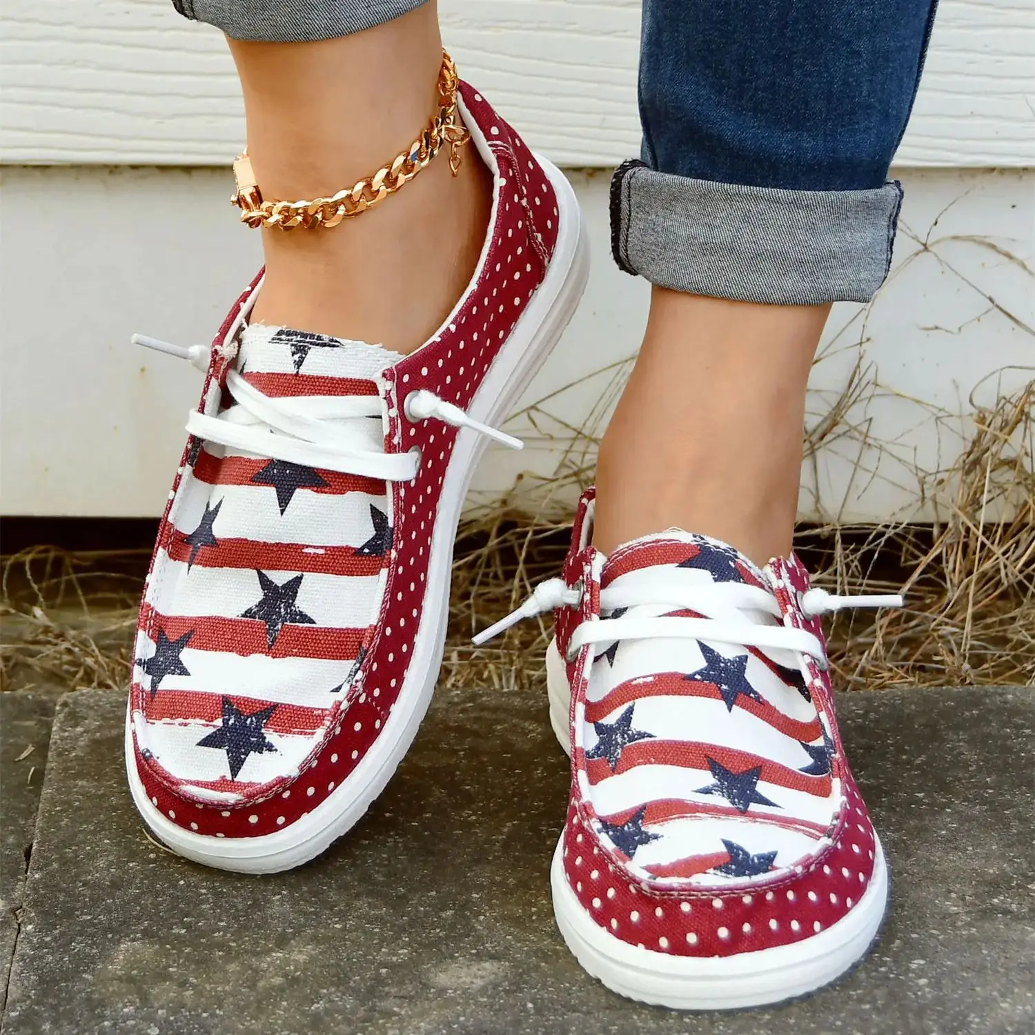 Un par de zapatillas de deporte informales para mujer, zapatos para caminar, zapatos para correr, nuevos zapatos sin cordones para el día de San Valentín de primavera 2026, temporada de viaje con estrella de lunares rojos para el Día de la Independencia Americana, regalo de moda para mujer