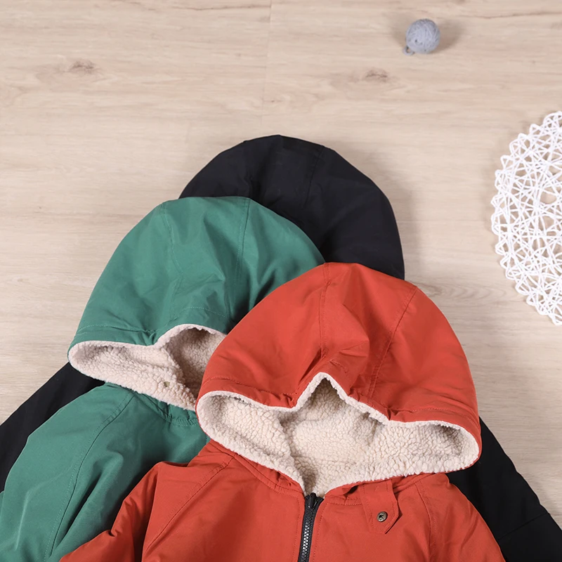 เสื้อโค้ทผู้หญิงไซส์ใหญ่ ผ้าฝ้าย สำหรับฤดูใบไม้ร่วงและฤดูหนาว แต่งขนแกะที่ฮู้ด สไตล์ลำลอง ช่วยพรางหุ่น ใส่ทำงานได้ สไตล์เกาหลี ซิปยาว