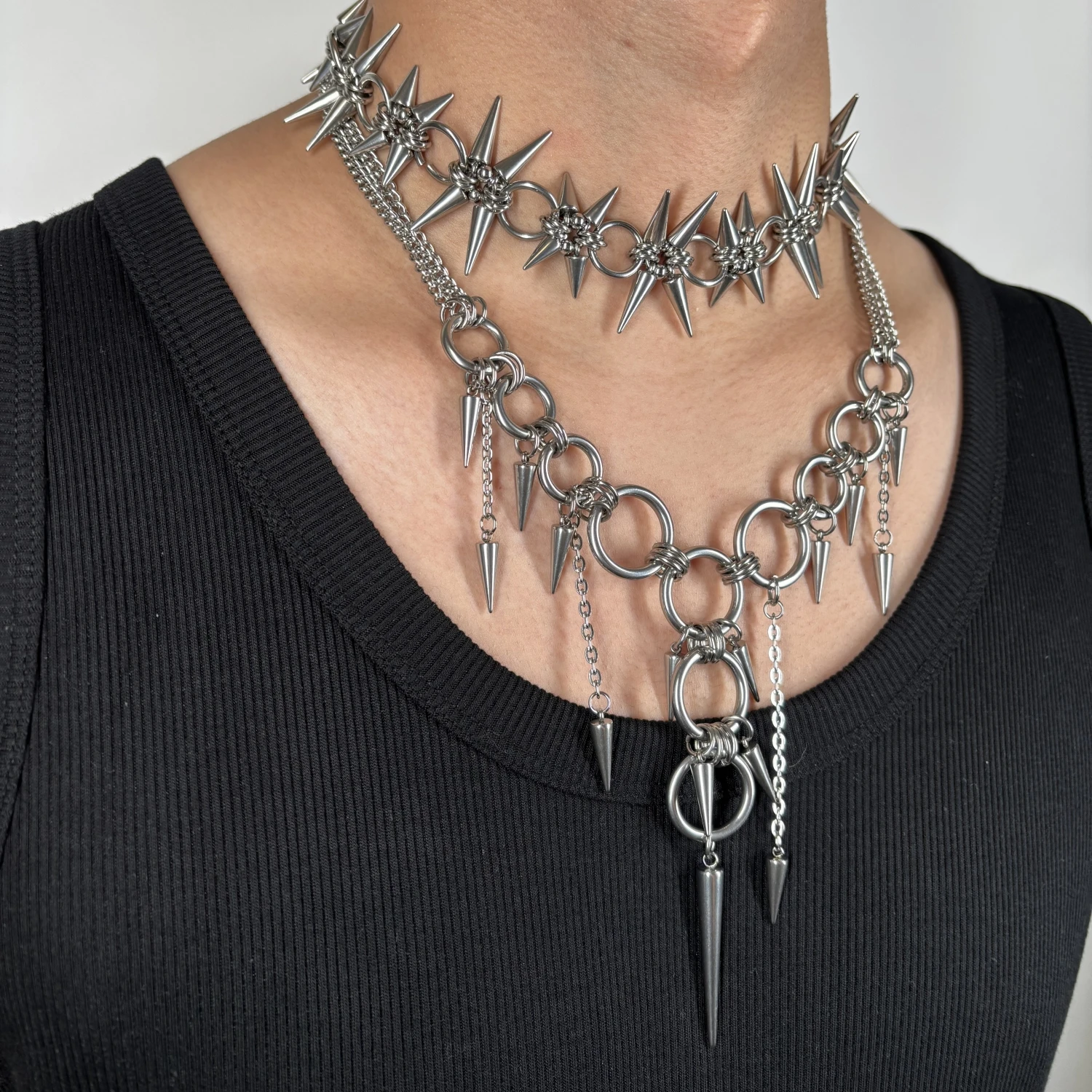 اليدوية الشرير الصخرة ثقب سبايك مبالغ فيها الصلب حلقة شرابة للنساء الرجال الأزياء برشام قلادة سترة سلسلة الملحقات