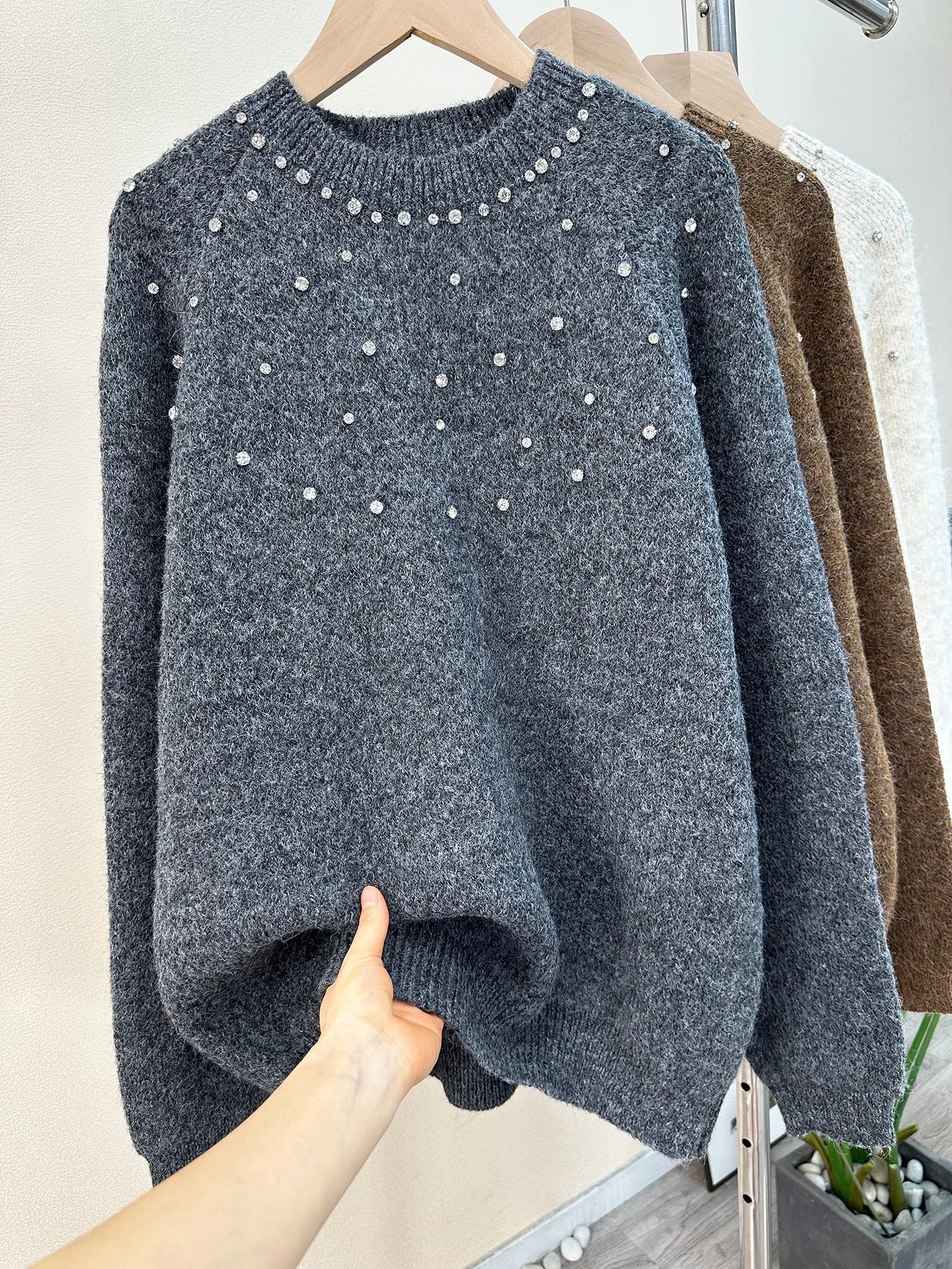

Thiened Camere Imitation Diamond Decorated Loose Women's Knitted Sweater Faionable Winter Warm Long Sve Cr...