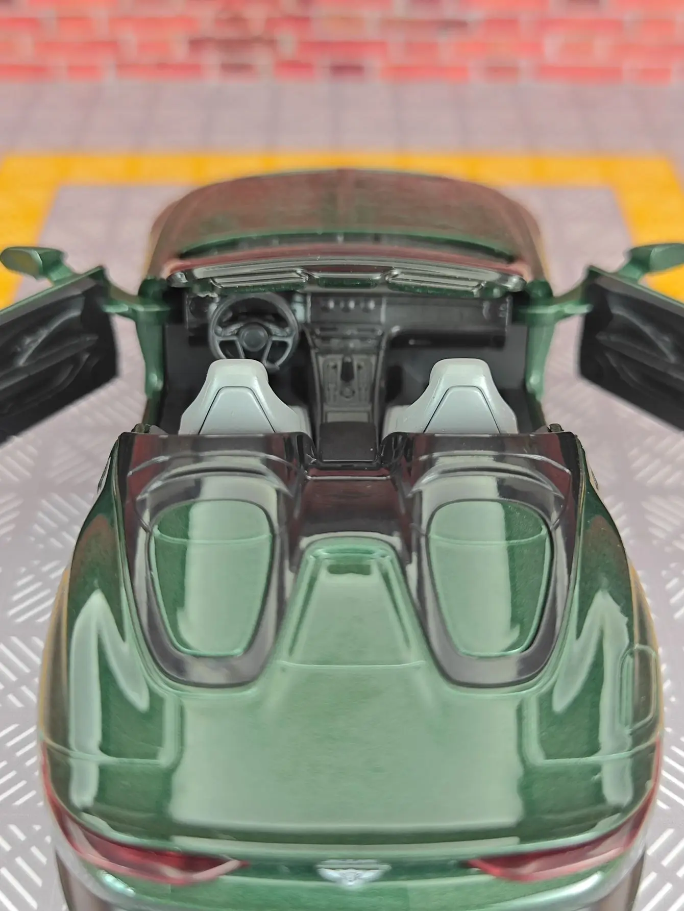 

1:32 Simulation Bentley Mulliner Bacalar Alloy Car Model doors can be opened has simulated sound and lighting functions