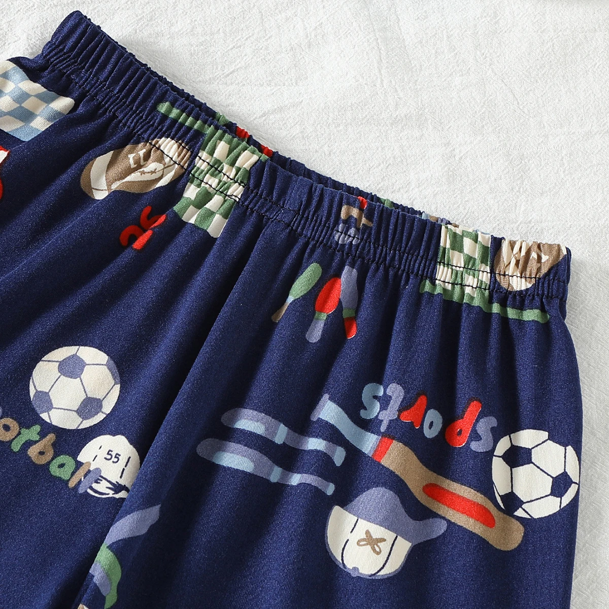 3-teiliges, bequemes Set mit niedlichem Fußball-Print für Kinder, Rundhals-Kurzarm-Top für Jungen und Mädchen, Shorts mit elastischem Bund – Detail 10