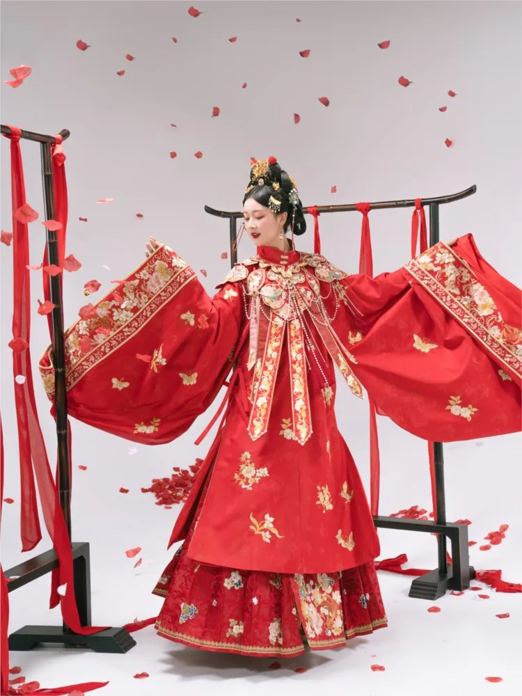 

Hanfu wedding dress for women gold embroidered shoulder traditional Chinese flowers intoxicating
