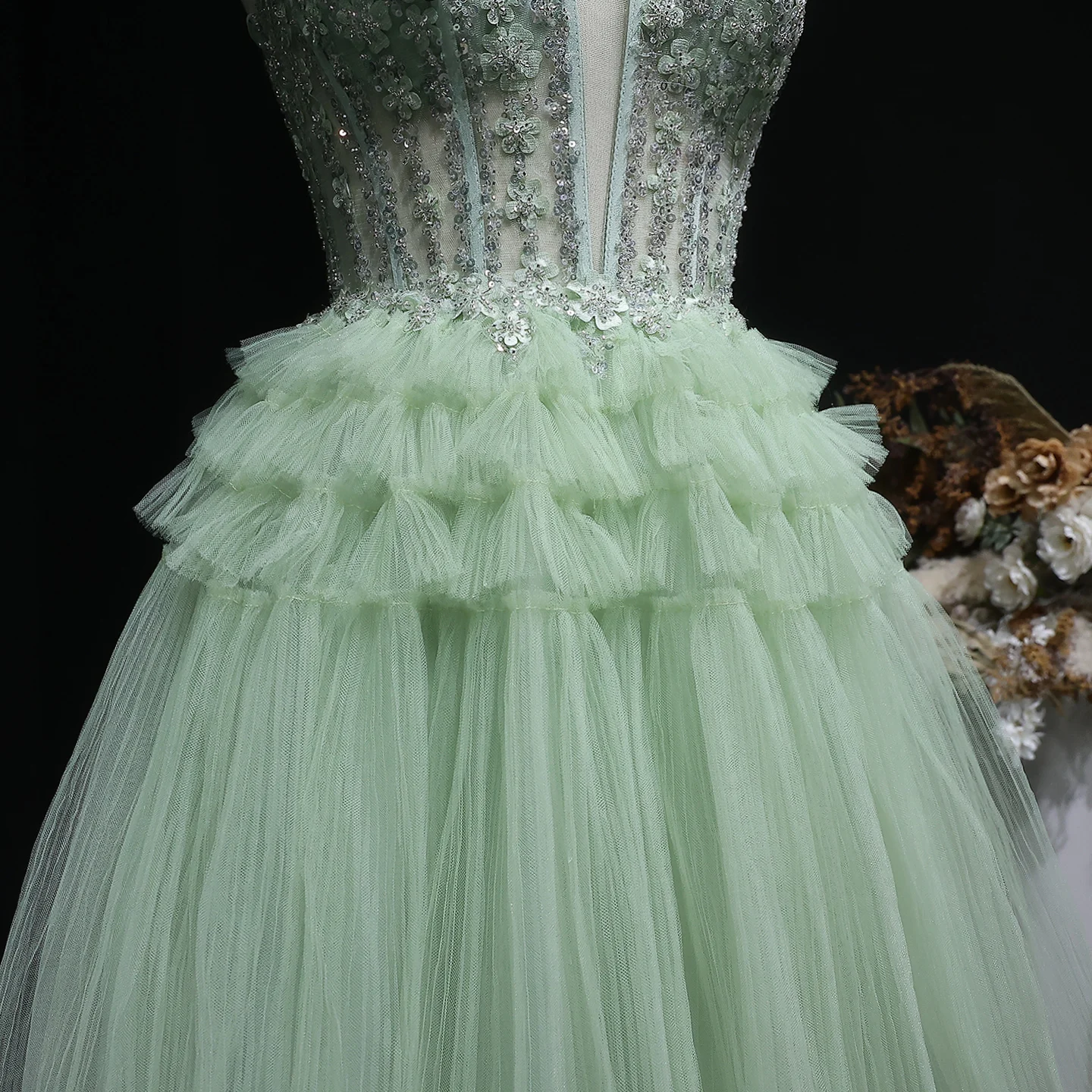 Sharon Said Grünes trägerloses Homecoming-Kleid mit tiefem V-Ausschnitt, Perlenbesetztem Korsett, gestuftem Tüll, Dubai Mini Cocktail- und Abendkleid RM137 Maßanfertigung – Detail 8