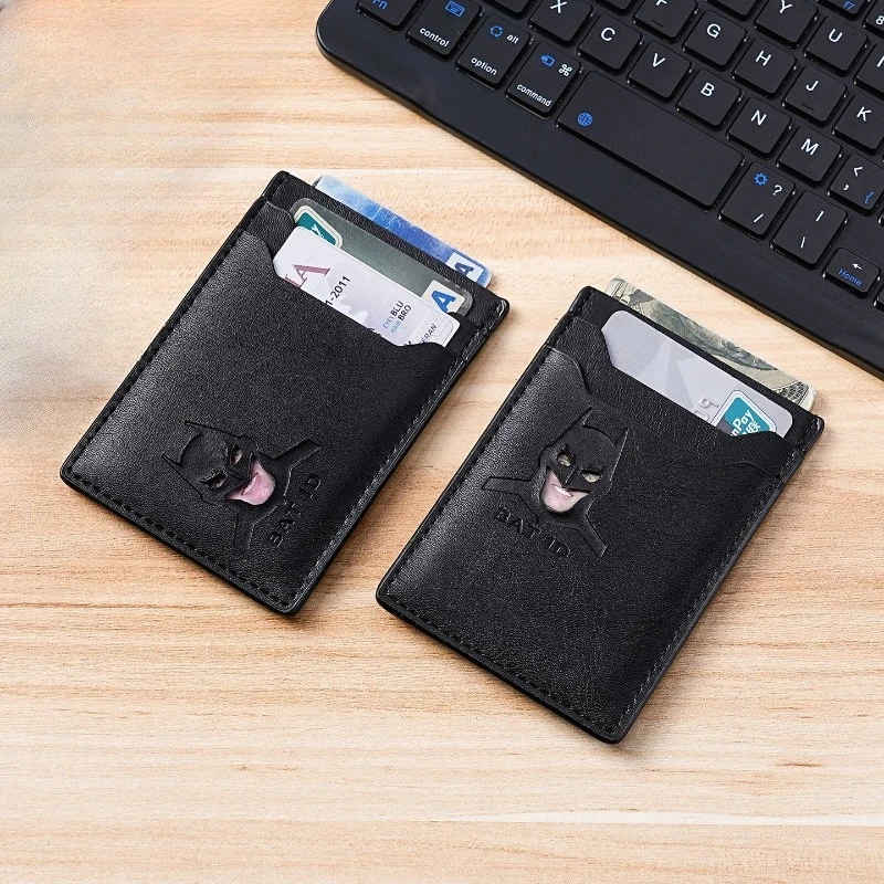 BEAST KINGDOM Cartera de murciélago para hombre: diseño elegante de Batman, cartera plegable duradera con múltiples ranuras para tarjetas, regalo para el día del padre