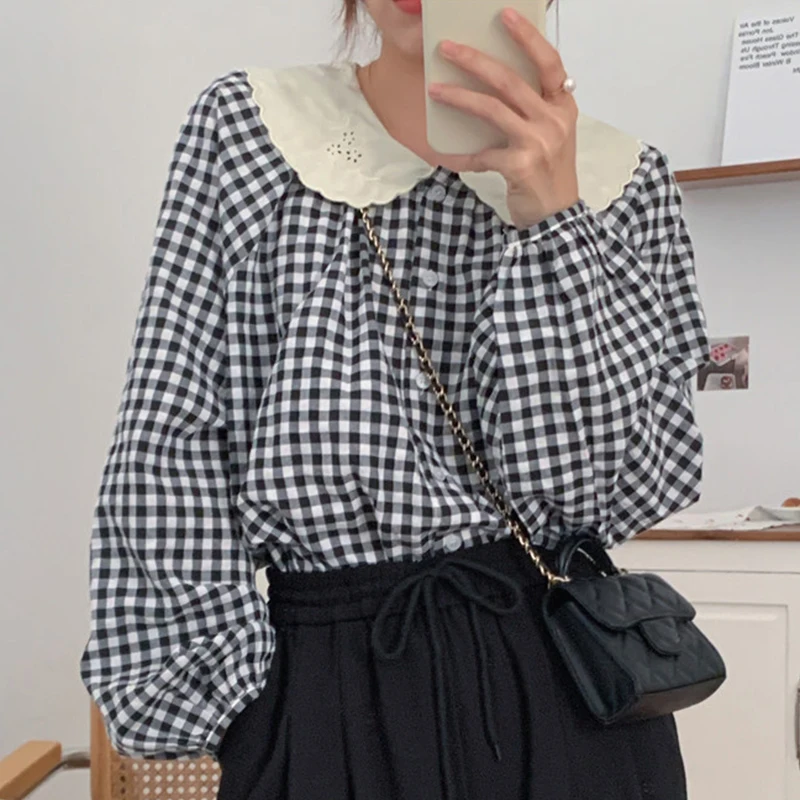 Elegancka, jesienna, luźna, długa koszula w kratę z kołnierzykiem typu \"doll collar\", zapinana na guziki, z kolorowymi mankietami, dla młodszej wyglądającej.