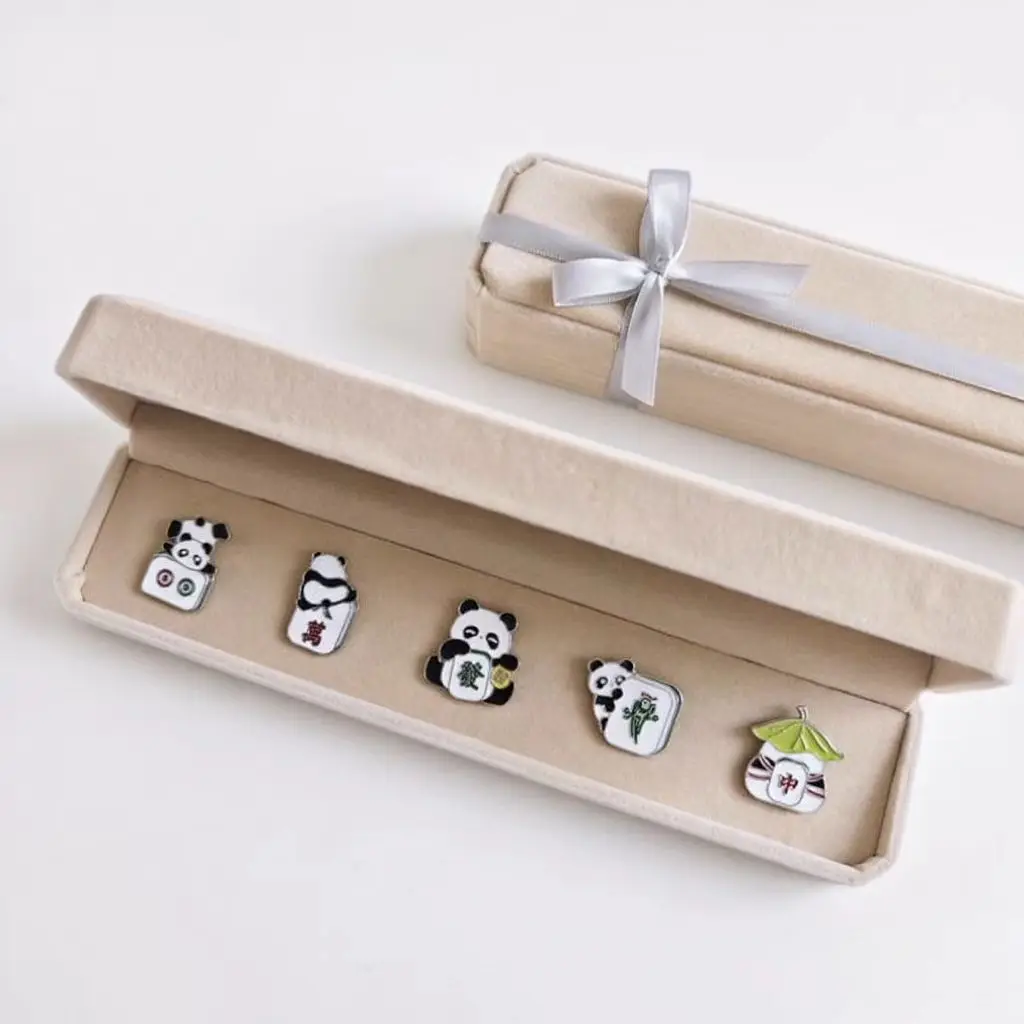เข็มกลัดแพนด้าลักษณะสไตล์จีน