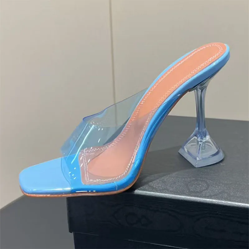 Nuevas zapatillas de tacón alto para mujer, sandalias de verano de PVC de Color caramelo, zapatos de pasarela cuadrados con punta abierta, sandalias de tacón de estilo extraño para mujer
