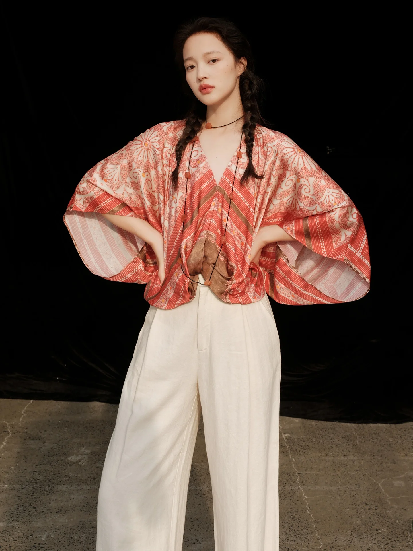 

Футболка свободного кроя с V-образным вырезом, с восковым принтом, 3D-кроем, из драпирующейся ткани, для повседневной носки, осенний сезон, стандартная длина, из глянцевого волокна