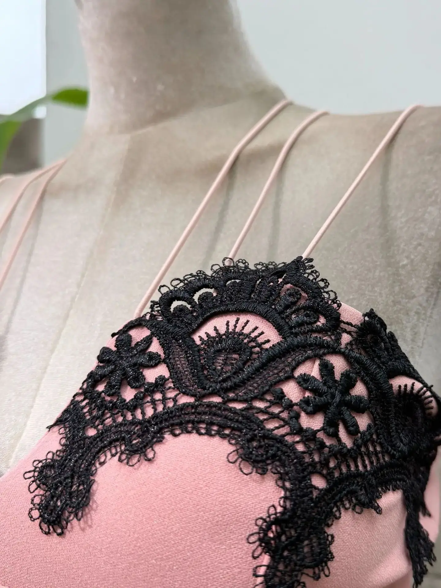 Sexy cinghie di pizzo canotta abiti da donna scollo a V senza maniche a vita alta aderente dolce unico abbigliamento da donna vestito da festa abiti