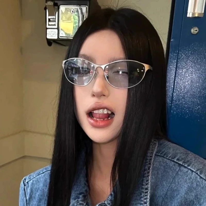 

Retro Fashionable Metal Cat Eye Sunglasses with A Sense of Technology Suitable for Both Women UV400 UV Resistant Sunglasses