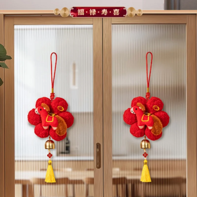 ของตกแต่งปีใหม่ปีม้า ปี 2026 ตุ๊กตาแขวนประดับห้องนั่งเล่น สร้างบรรยากาศแห่งความสุข ของตกแต่งเทศกาลฤดูใบไม้ผลิ แขวนประตูทางเข้า
