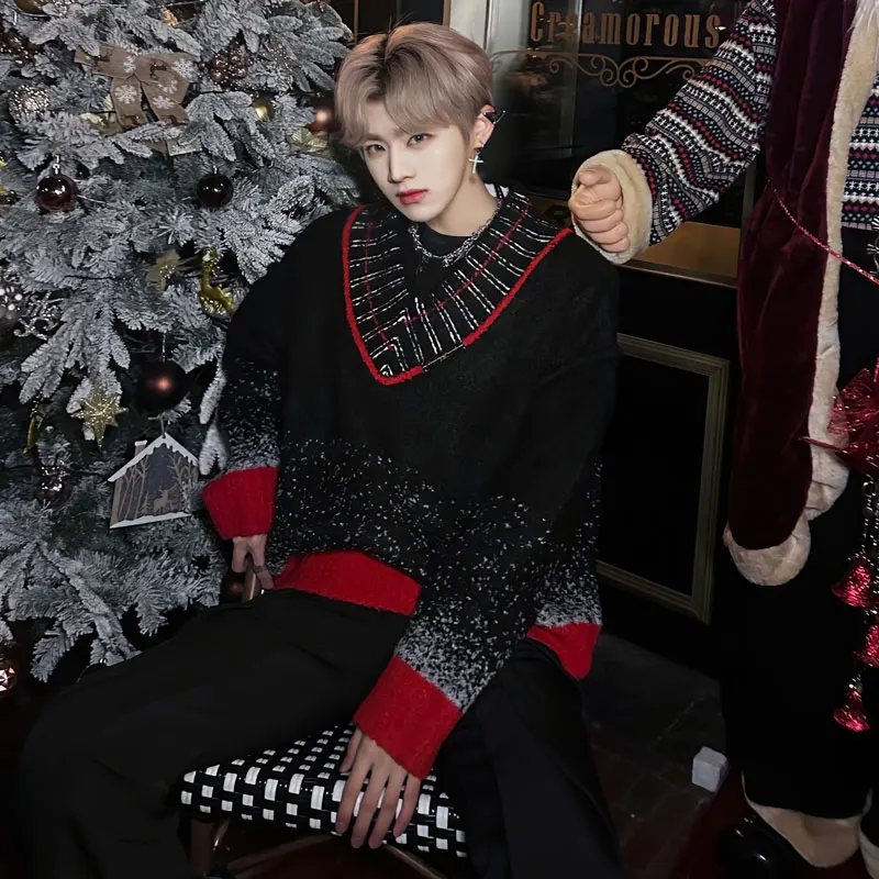 男性のクリスマスの雰囲気ニットVネックプルオーバー、長袖セーター、お祝いの服、トレンディな男性のトップス、対照的な色、冬