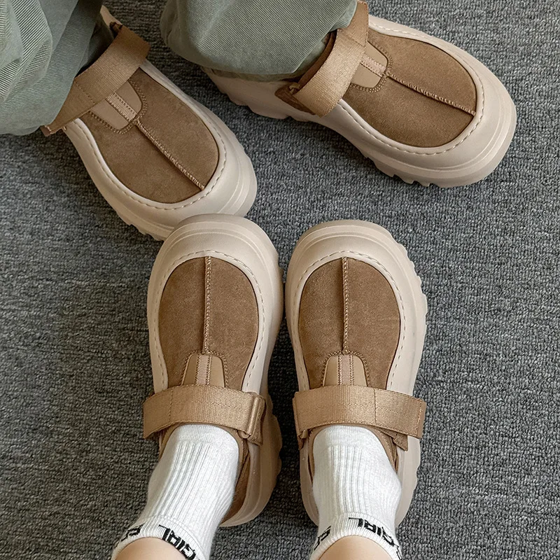 Paar zachte zolen lage dikke zool lederen schoen comfortabele casual platte en modieuze schoenen