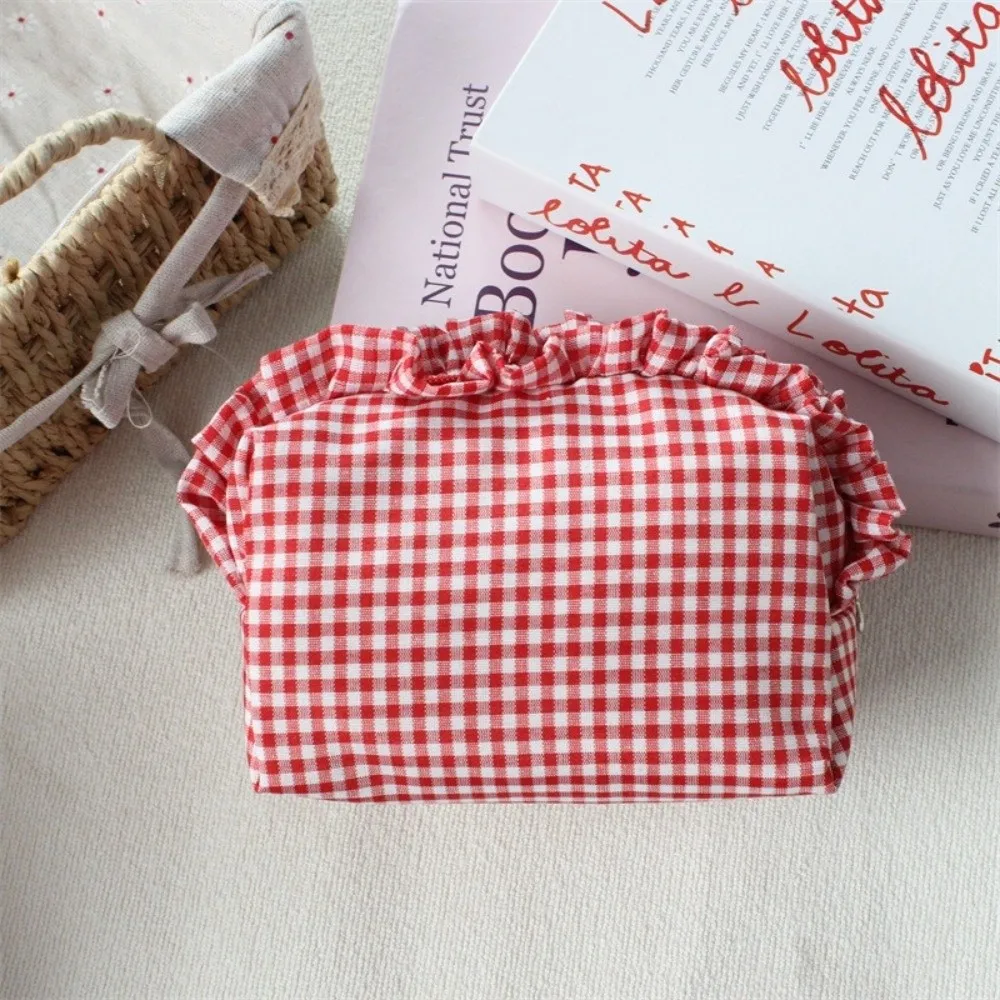 Quilted Design Ruffle Edge Makeup Bag Gingham Plaid Zipper Closure Plaid Pattern Cosmetic Bag Washable Lightweight Toiletry Bag