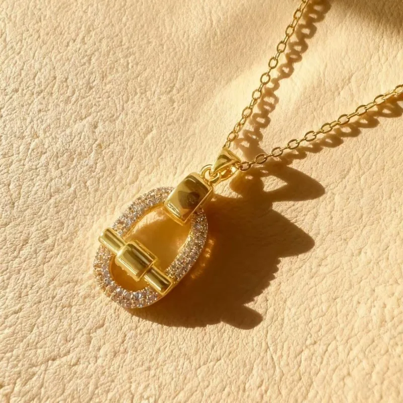 هذا خاتم نسائي عصري فاخر مرصع بالنحاس والزركون. العارضة من سلسلة الحلقات قابل للتعديل #5