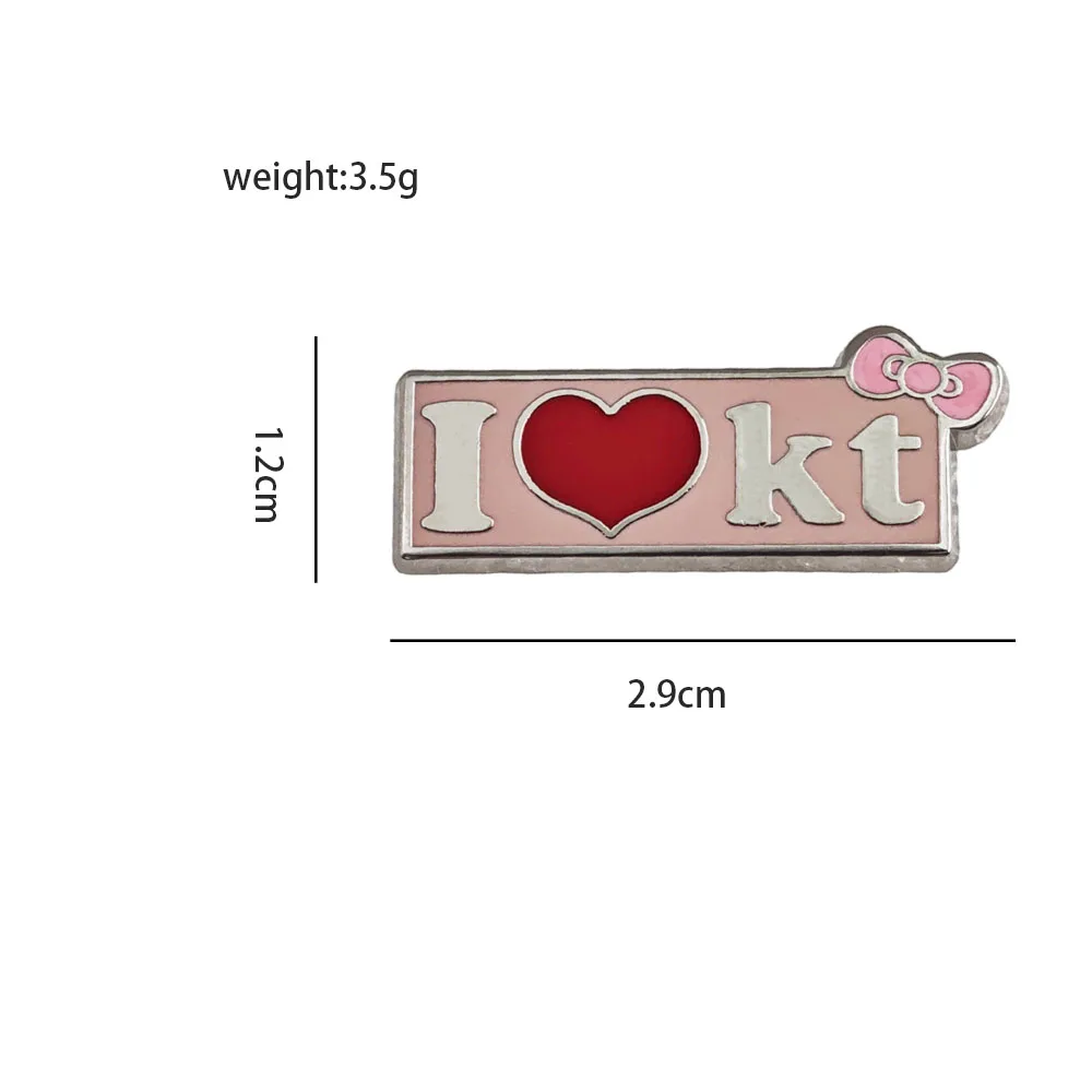 Niedliche Emaille-Pins „I Love KT“-Broschen, rosa Schleife, rotes Herz, Metall-Abzeichen, Anstecknadel für Rucksack, Jeansjacke, Geschenk – Detail 6