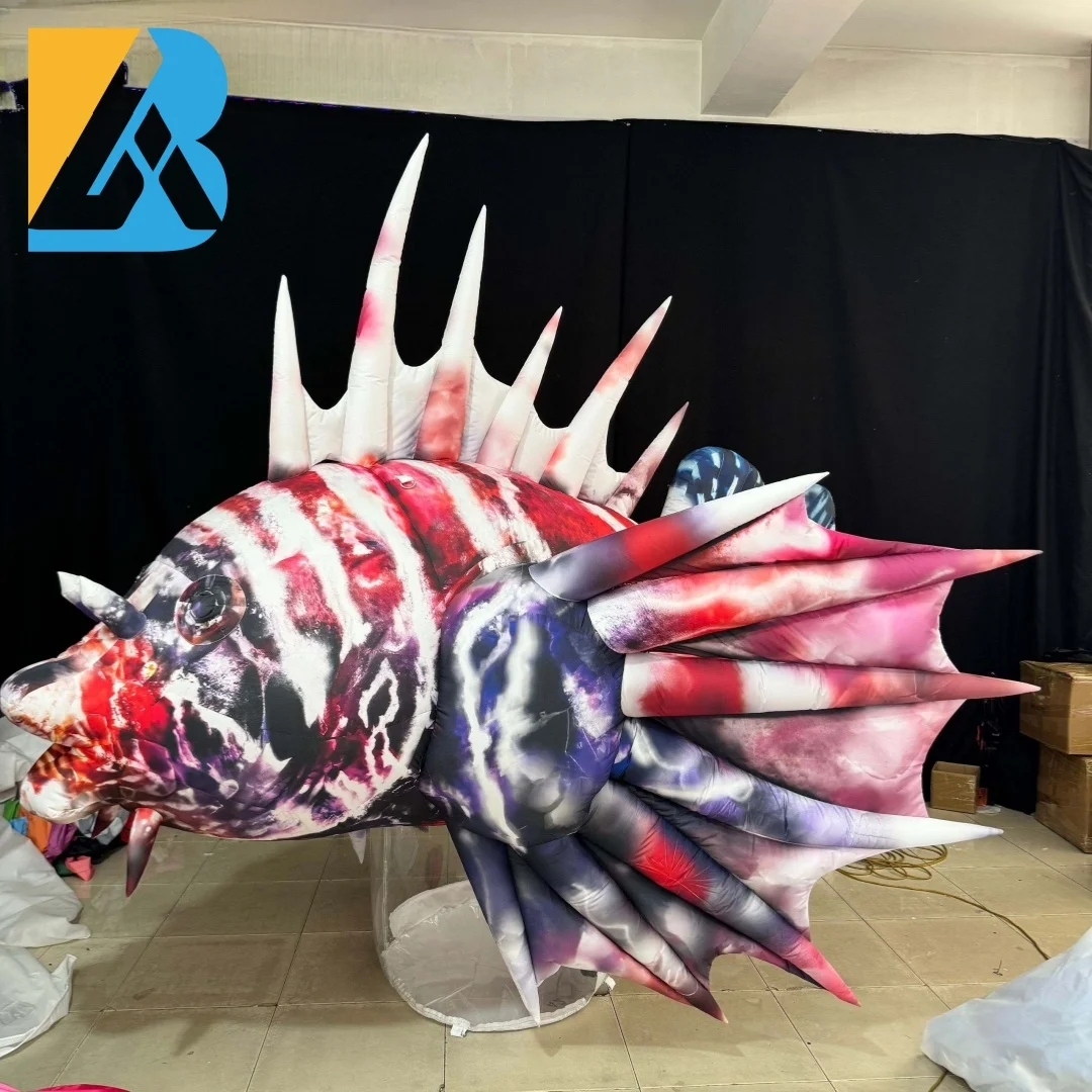 Design di pesci colorati gonfiabili giganti su misura sul terreno per il giocattolo della decorazione della palcoscenico della celebrazione del giorno annuale