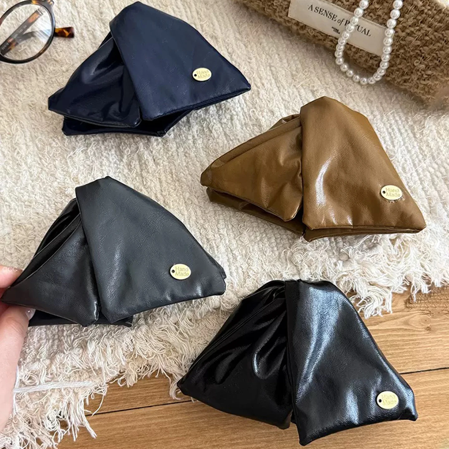 1 Stück hochwertige dreieckige Haarspange aus Leder, neue, stilvolle und fortschrittliche Haarnadel für den Hinterkopf, elegantes Haaraccessoire im Haifisch-Design – Detail 1