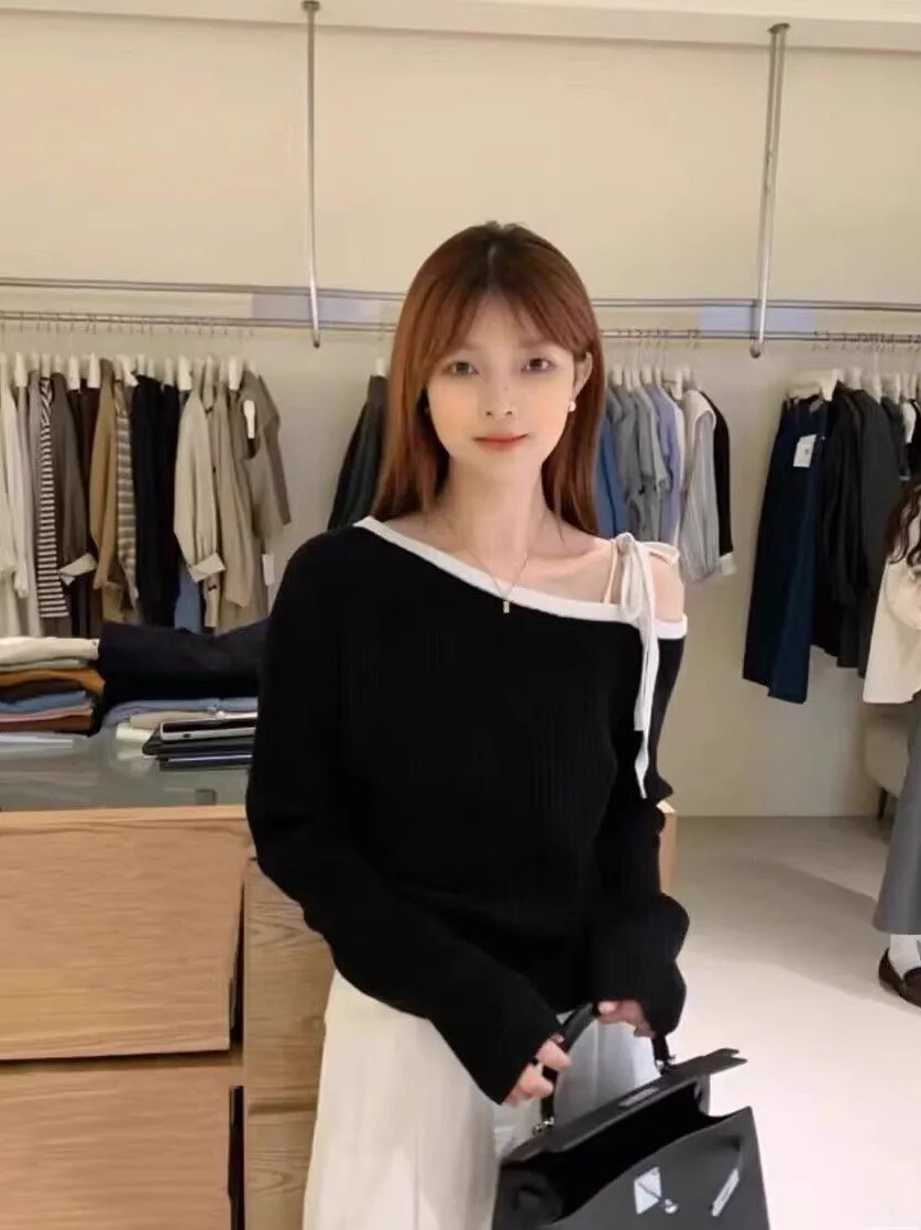 Biały sweter z odkrytymi ramionami, długi rękaw, dzianinowy, damski, dopasowany krój, modny, kolorowy, szykowny top, trendy koreański styl, elegancki, do pracy, modny.