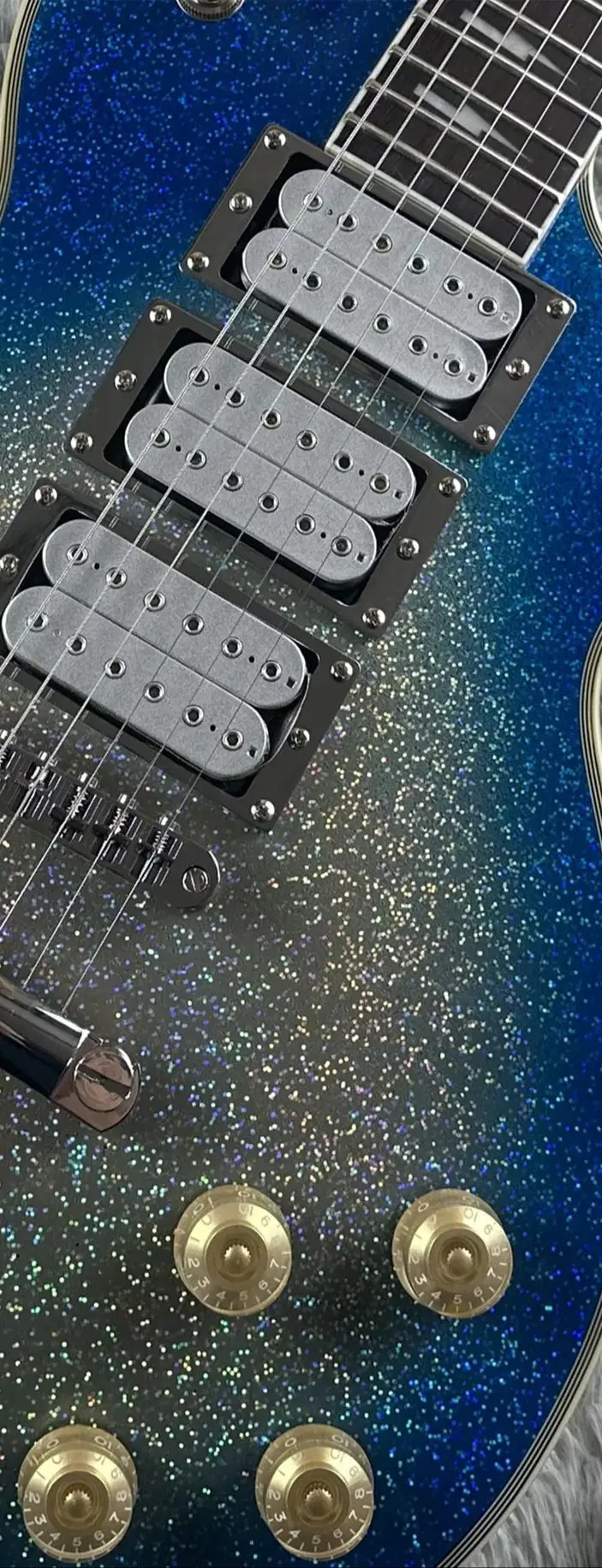 

Customized electric guitar, silver glitter, imported paint, gold accessories, fast shipping includedin