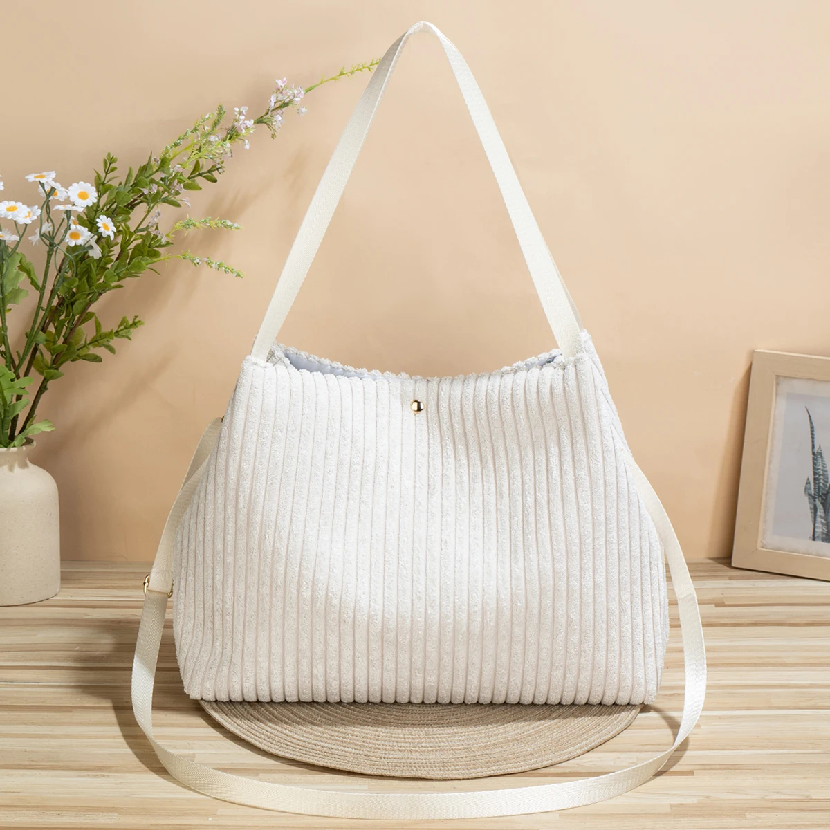 

Стильная и модная женская сумка-мессенджер из плетеной соломки с застежкой-замком, новый летний стиль, трендовая и универсальная модель с цепочкой.