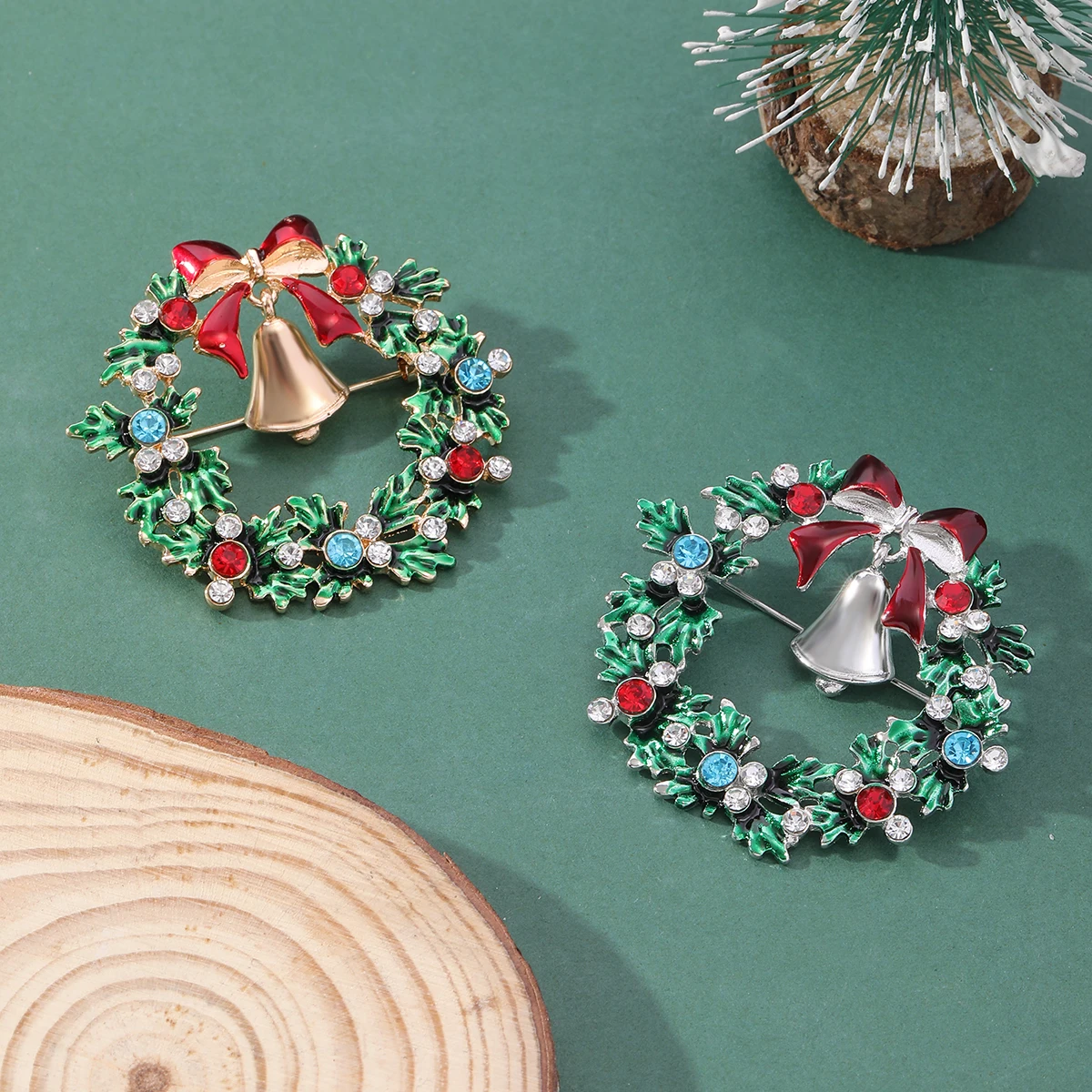 Wholsale Christmas Wreath Crystal Enamel Pins With Bell And Bowknot Brooches For Xmas Festival Gift Backpack Blouse Decoration