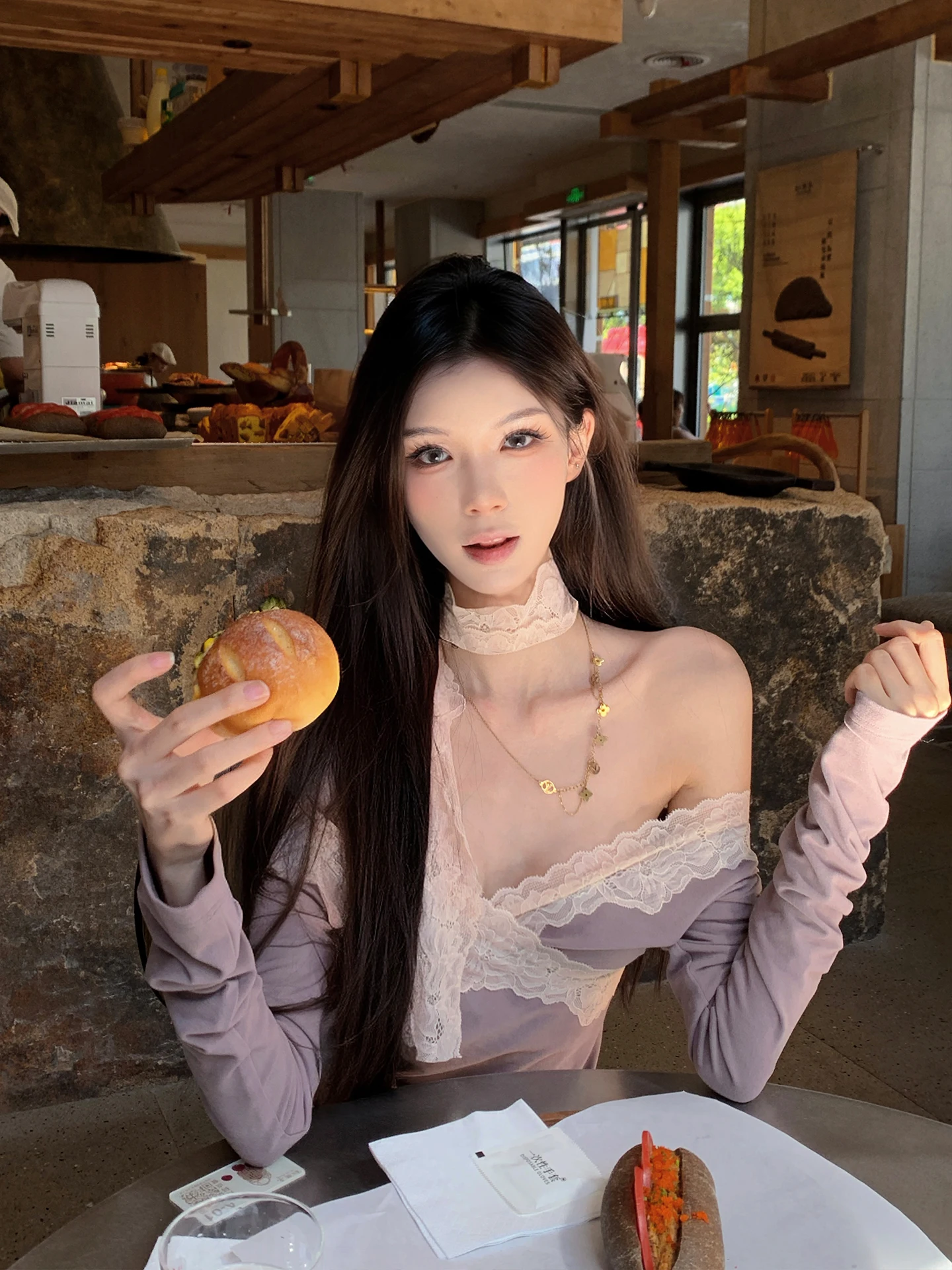 

Sweet Simp Pure Desire Sweet Sle Cross Lace Velvet Base Вязаный свитер на одно плечо для женщин Мягкий V-Ne Длинный Sl...