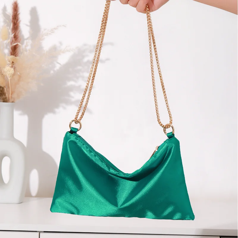 

Элегантная женская сумка-клатч из сатина однотонного цвета, минималистичный дизайн, с цепочкой, мягкая и гладкая, для вечерних выходов.