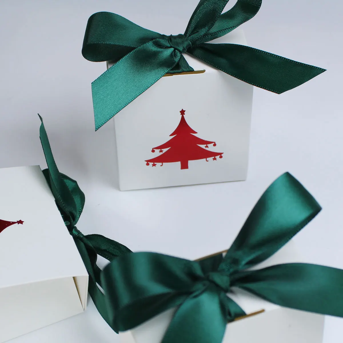 

Minimalist Style White Christmas Trees Candy Box Gift Bag White Christmas Candy Packaging Boxes for Xmas Party