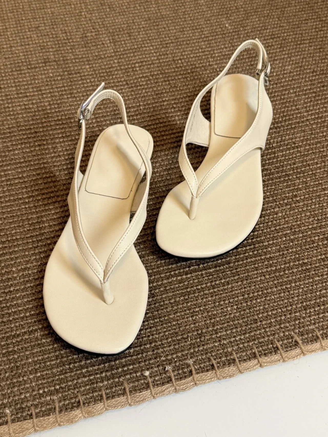 Zehensteg-Sandalen für Damen, Absatzschuhe, modische Freizeitpantoletten, Strand-Flip-Flops, elegante Designer-Slides für Frauen – Detail 3