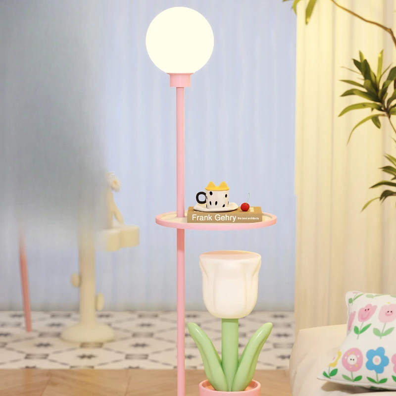 

Креативный торшер-тюльпан, кремовая ветровая полка, гостиная, диван рядом с несколькими детскими комнатами, мультяшное напольное украшение