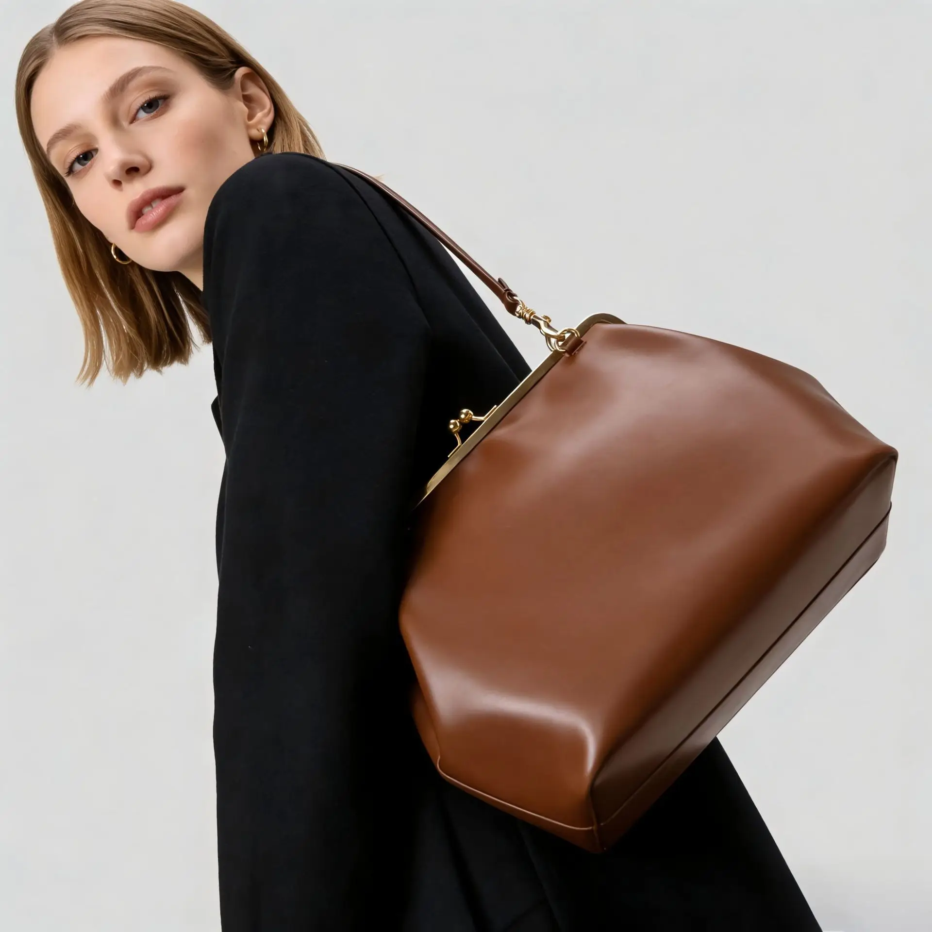 

Shell Clutch Clip Bags for Women Luxury Designer Handbag Large Frame Purses 2026 New in Fashion Lady Large Evening Shoulder