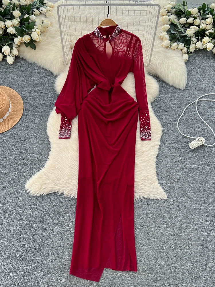 فستان سهرة نسائي أنيق بتصميم ضيق مع تطريز ثقيل بالأحجار الكريمة وخصر مطوي وشق شبكي وتنورة على شكل حرف A