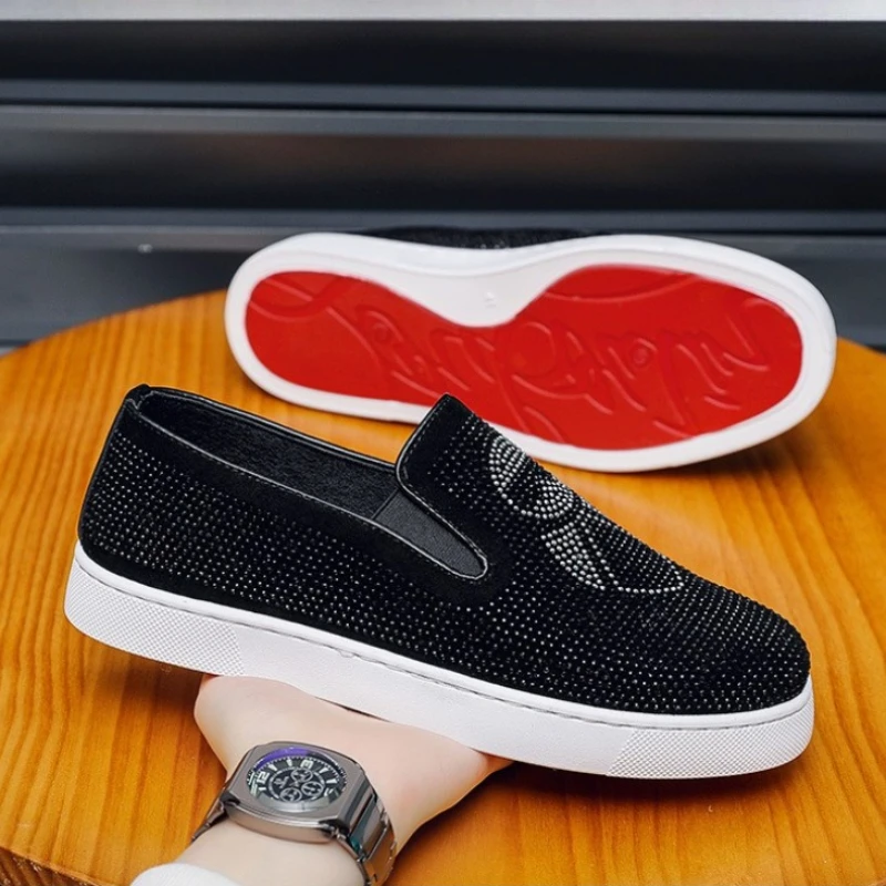 أحذية مصممة كريستالية للرجال بدون كعب أحذية أنيقة من حجر الراين الأسود للرجال أحذية بدون كعب كاجوال فاخرة سهلة الارتداء