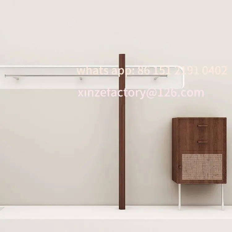 رف عرض متجر لبيع الملابس من خشب الجوز الصلب قابل للتخصيص من الأرض إلى السقف، شماعات جدارية من الفولاذ المقاوم للصدأ