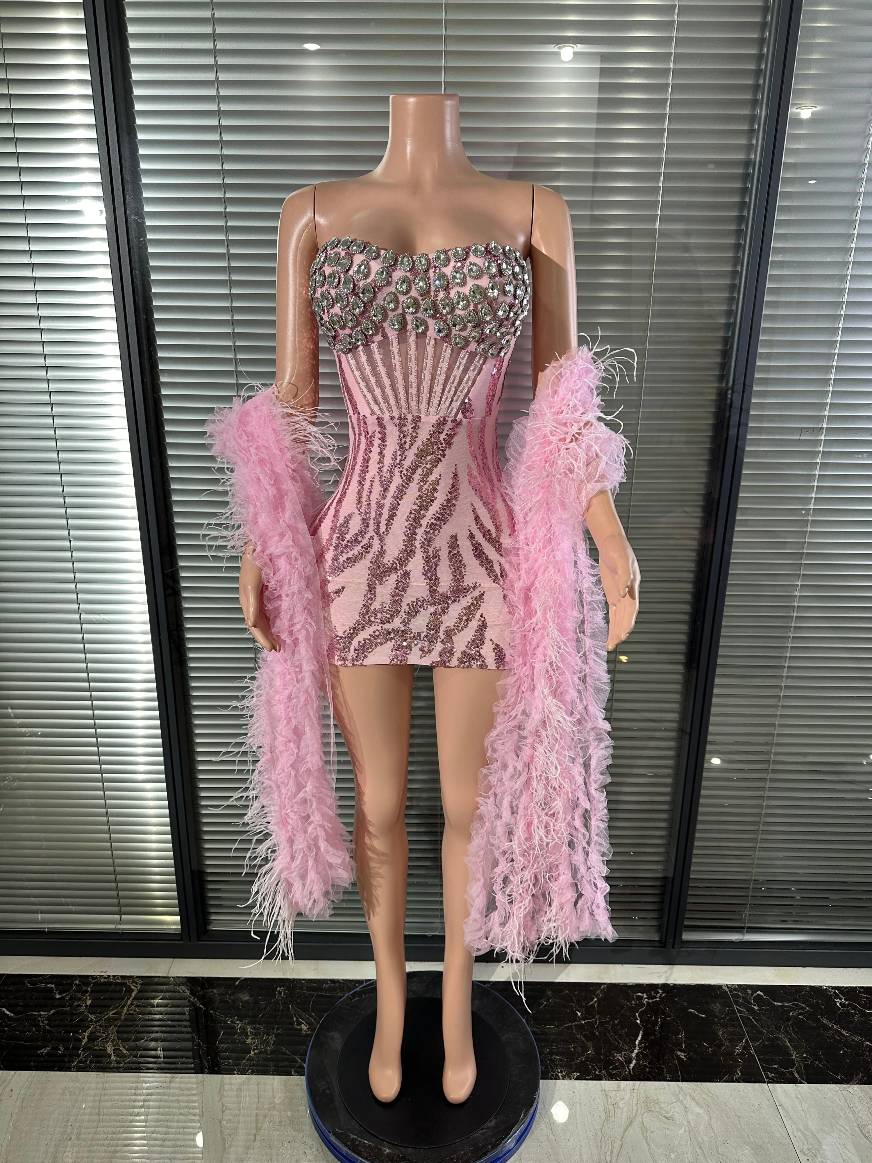 Vestido Mini Rosa Opulento Sin Tirantes con Chal de Plumas, Atuendo Sexy con Pedrería en el Busto y Lentejuelas de Cebra para Mujer, Disfraz para Fiesta de Cumpleaños