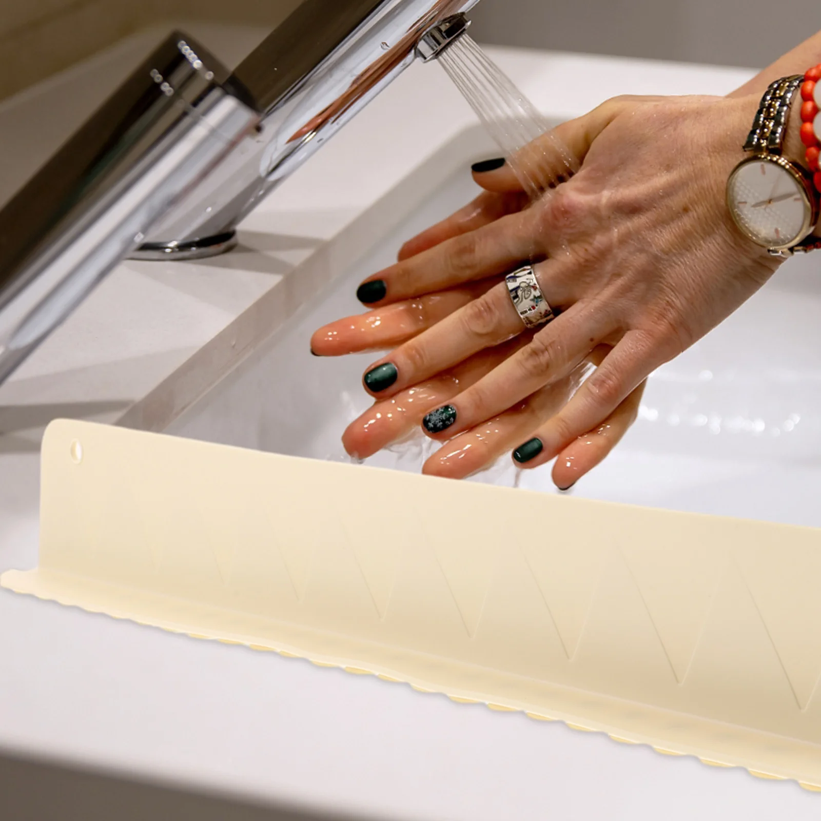 

Anti-Splash Baffle Sink Anti-Spill Water Barrier Refreshing Color Adorable Design Keeps Clothes Floor Clean during Cooking