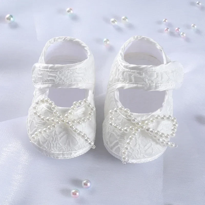 Zapatos suaves de encaje con lazo de perlas para niña, zapatos blancos de princesa pequeña, zapatos de flores de satén, mocasines para recién nacido