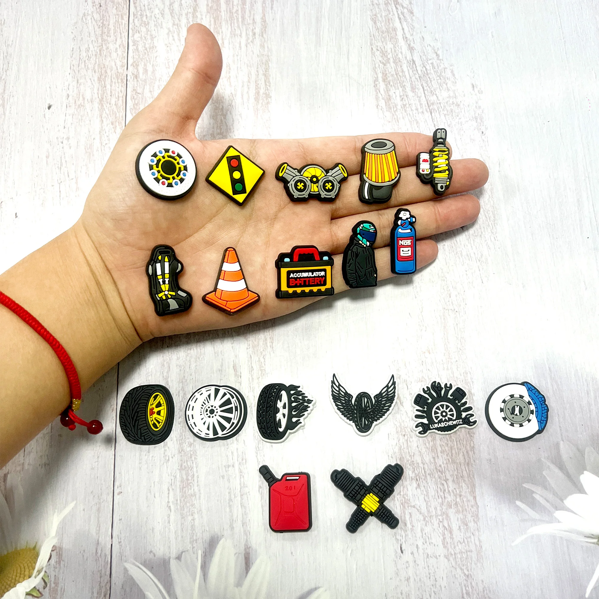 18 قطعة من دلايات الرسوم المتحركة اللطيفة للأولاد والبنات، دلايات أحذية السيارة الرياضية للبالغين، دلايات تزيين الأحذية البلاستيكية لحفلات أعياد الميلاد