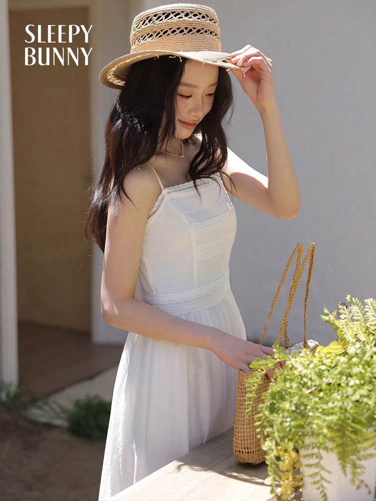 فستان كامي بطيات مزين بالدانتيل فستان نسائي صيفي على الطراز الفرنسي بقصة ضيقة فستان صيفي أبيض أنيق بدون أكمام على شكل حرف a للإجازات فستان طويل