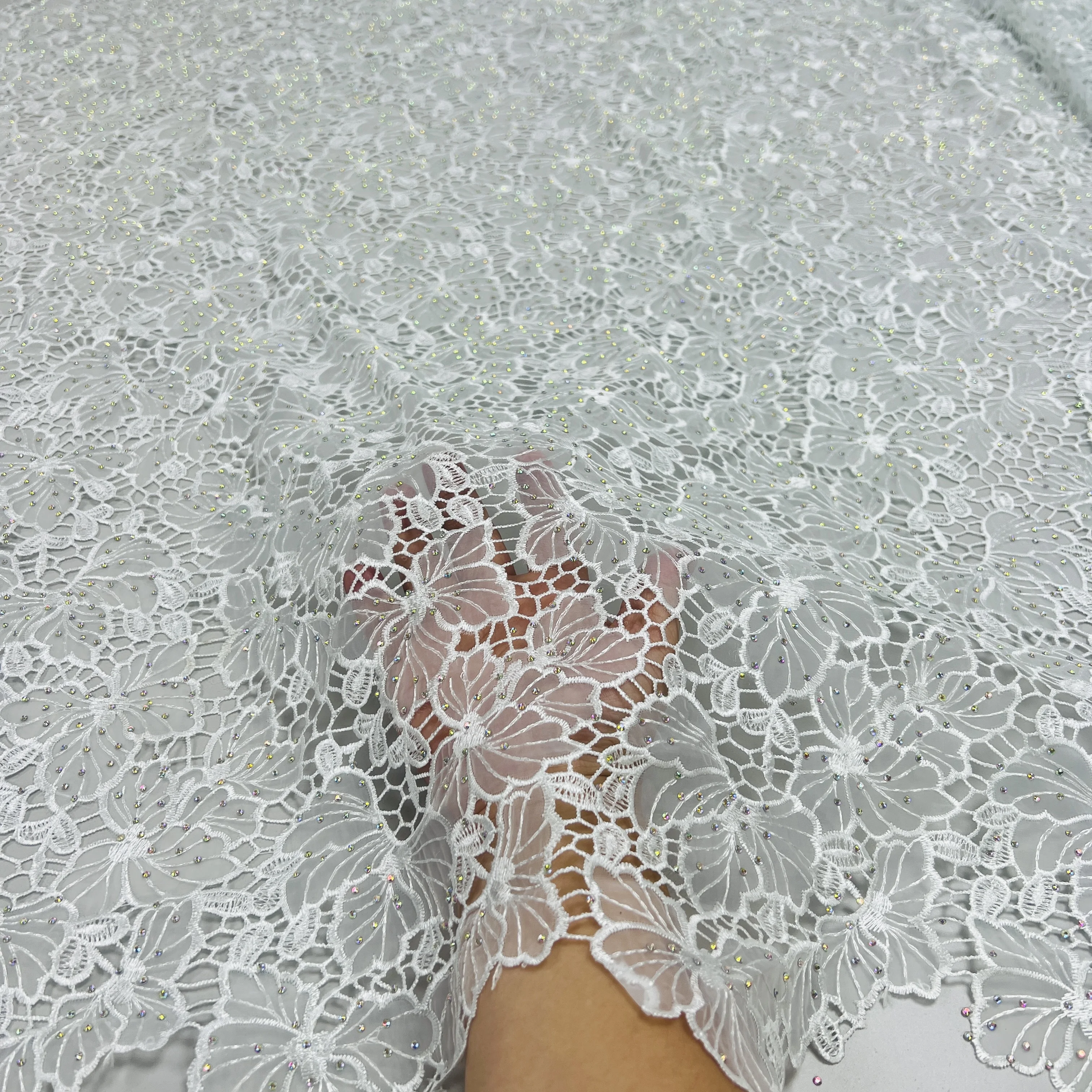 

Африканская кружевная ткань из органзы, высокое качество, лазерная резка, гипюровое кружево с камнями, 2024, для нигерийского шитья свадебного платья