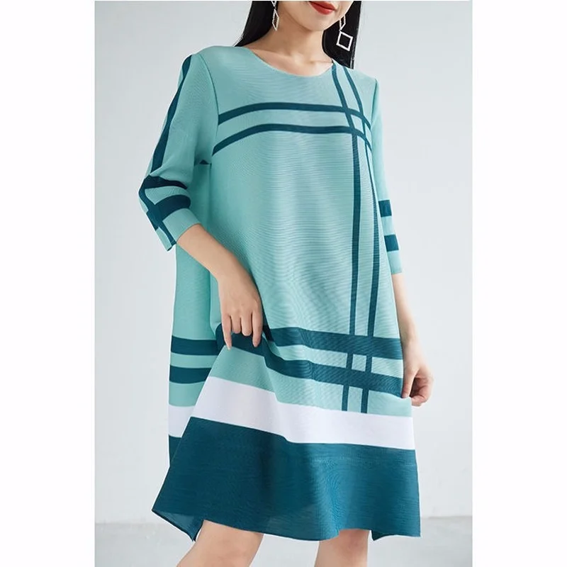 

Folding dress female summer 2023 new fashion temperament loose stripes thin loose print short sleeve mid -length skirt female