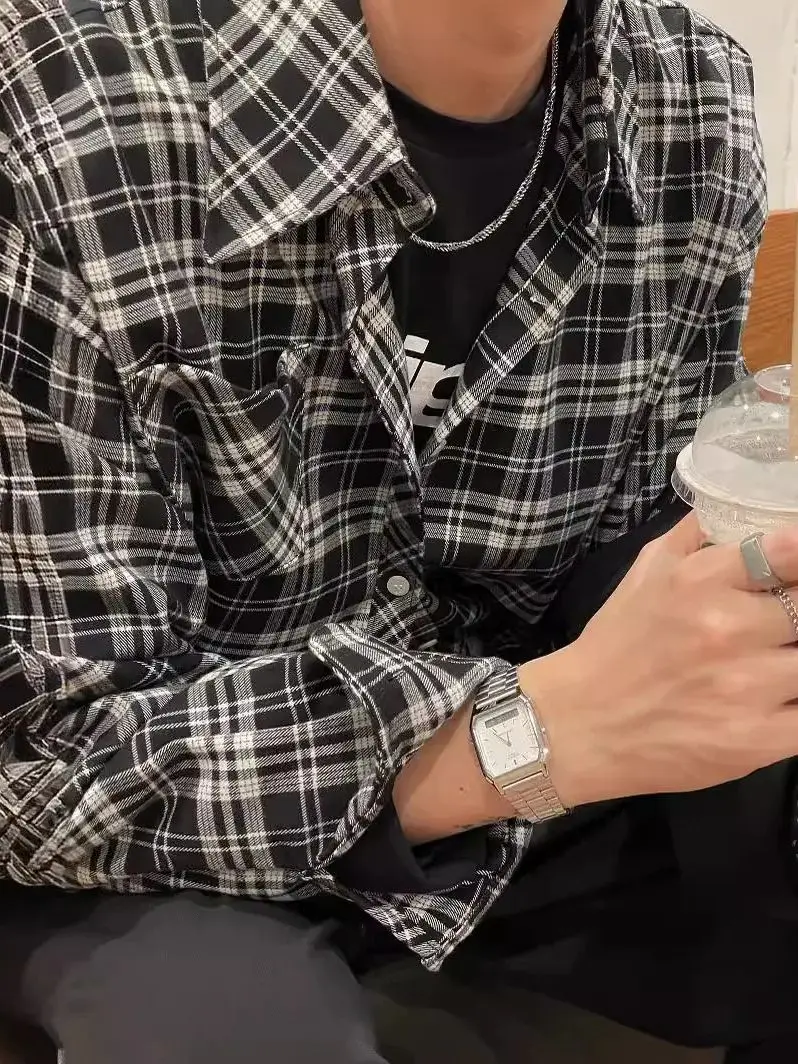 

Spring and Autumn Black and White Checkered Long Sleeve Shirt for Men with a Retro and Loose Design, Versatile Coat