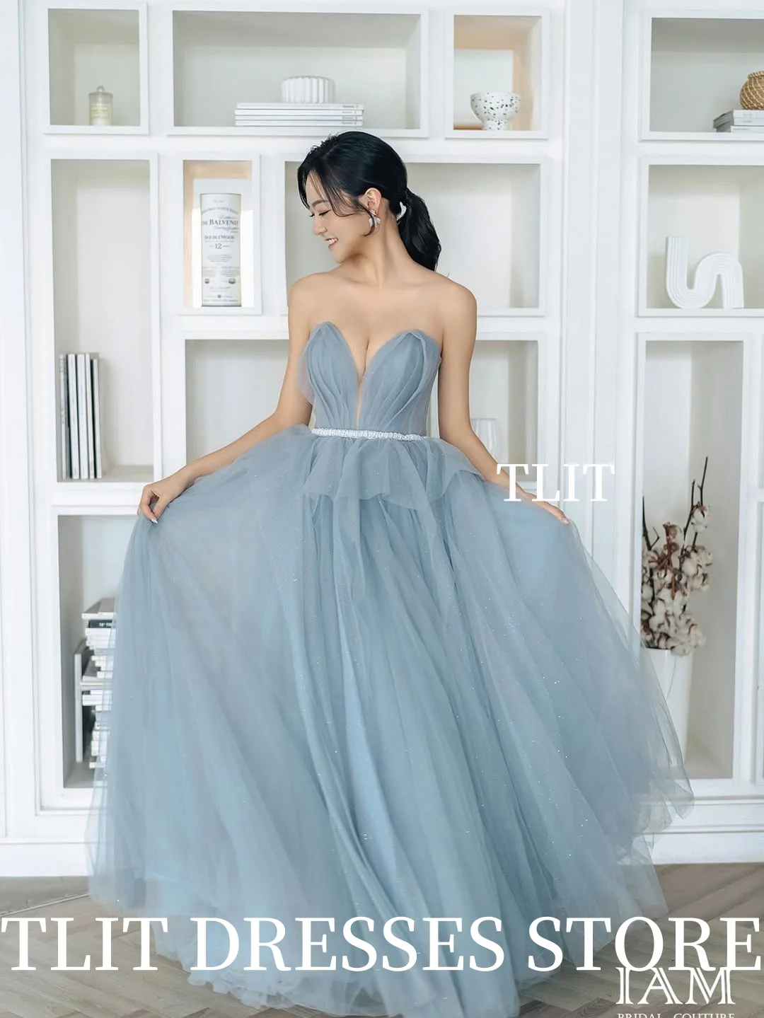 Elegancka suknia wieczorowa z tiulu w kolorze pudrowego błękitu, koreańska suknia ślubna, sesja zdjęciowa, suknie balowe z dekoltem w serduszko, szyte na miarę długie suknie z szalem.