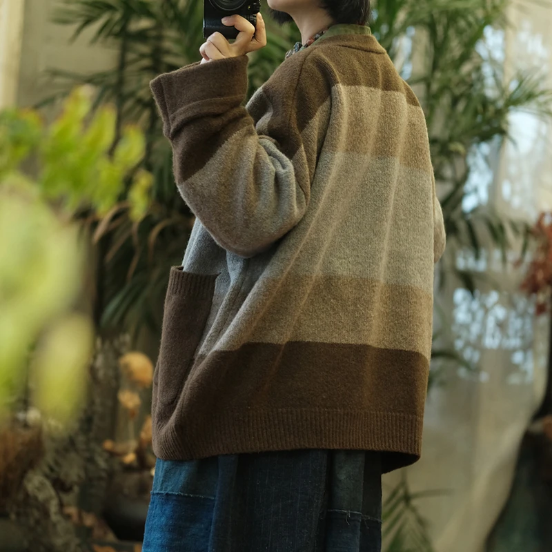 المرأة طويلة الأكمام سترة غير رسمية جديد وصول 2025 الخريف أسلوب بسيط الخامس الرقبة المرقعة اللون فضفاض الإناث سترة مشغولة من الصوف M2031 #4