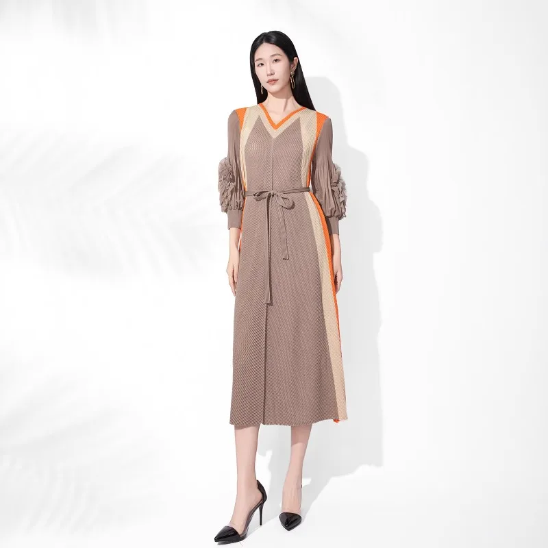 

Плиссированное платье Miyake 2026 Весна/Лето: Новое роскошное платье с V-образным вырезом, цветными блоками, свободного кроя, больших размеров, с вышивкой и плиссированной юбкой