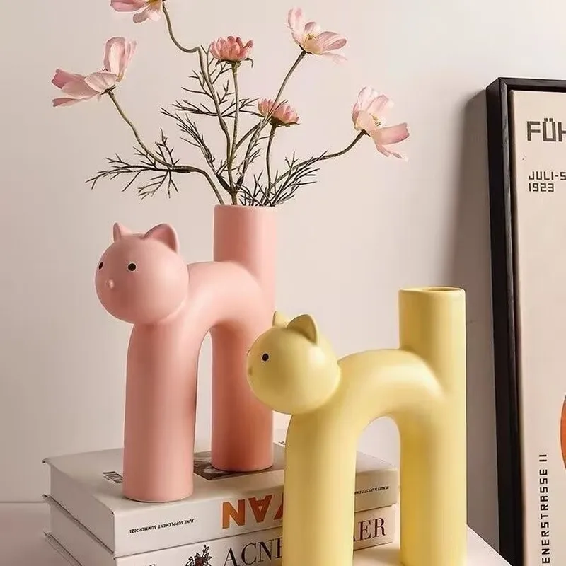 Desk vaseinsStylish and attractive cat figurine in an irregular cream-colored Nordic style, a slender decoration for the living