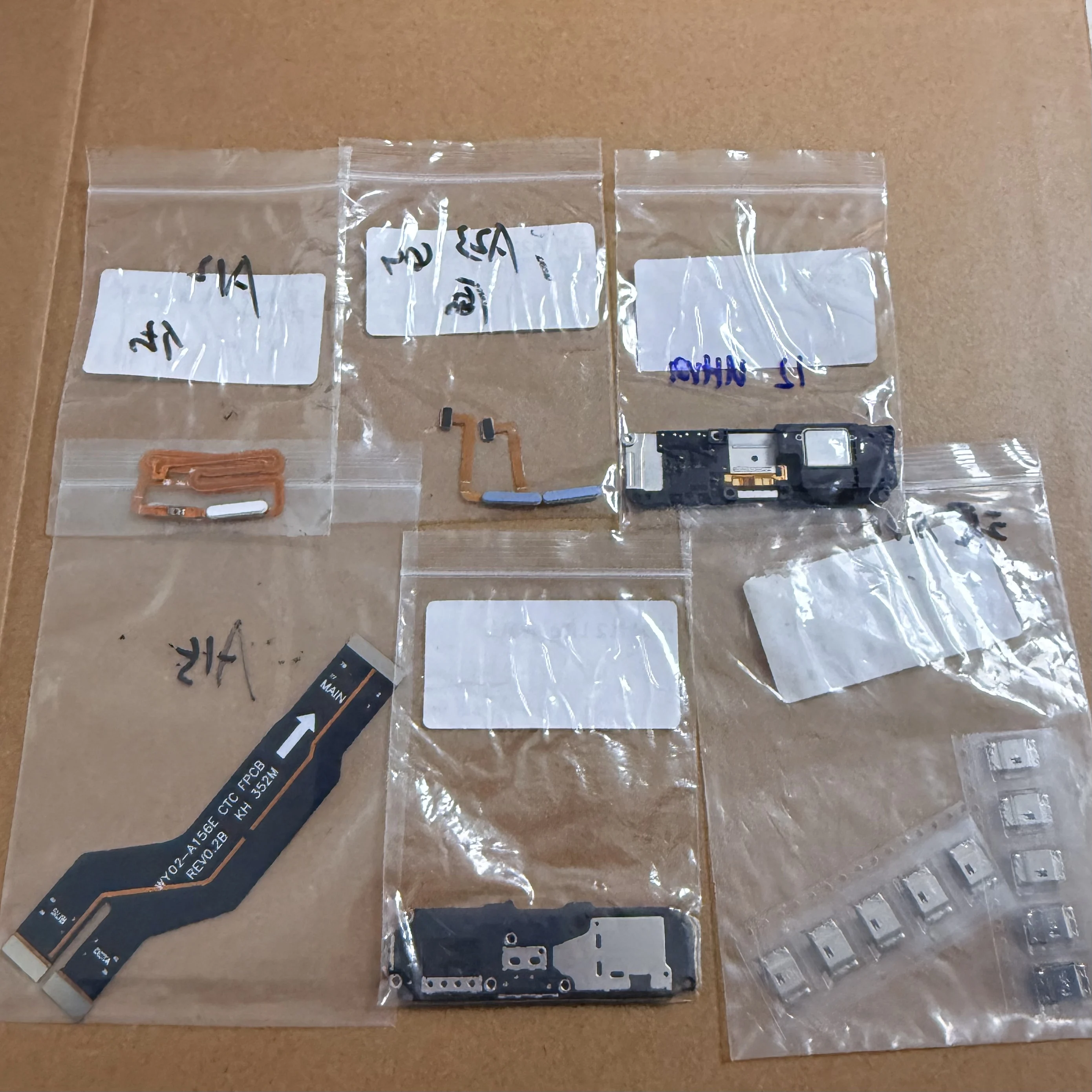 

Оптовая продажа аксессуаров для мобильных телефонов: микс моделей, количества и цветов (ссылка)