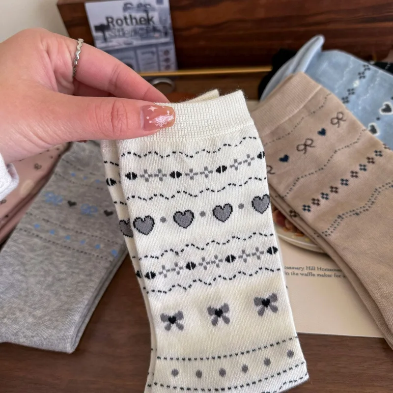 ربيع/صيف جديد الأبيض منتصف أنبوب الجوارب للنساء معرض جزيرة نمط القوس القلب لفة جوارب قطنية كلية نمط جوارب قطنية قصيرة